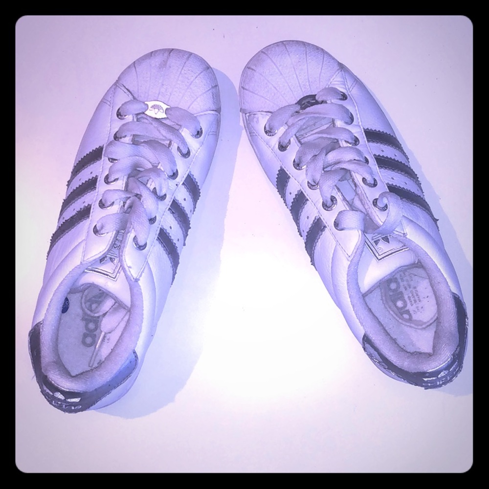 MY ADIDAS! Silver & white shell toe Sz6